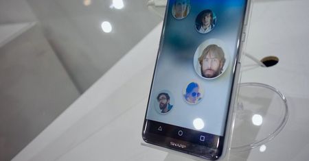 Sharp pracuje nad bardzo ciekawym smartfonem bez ramek