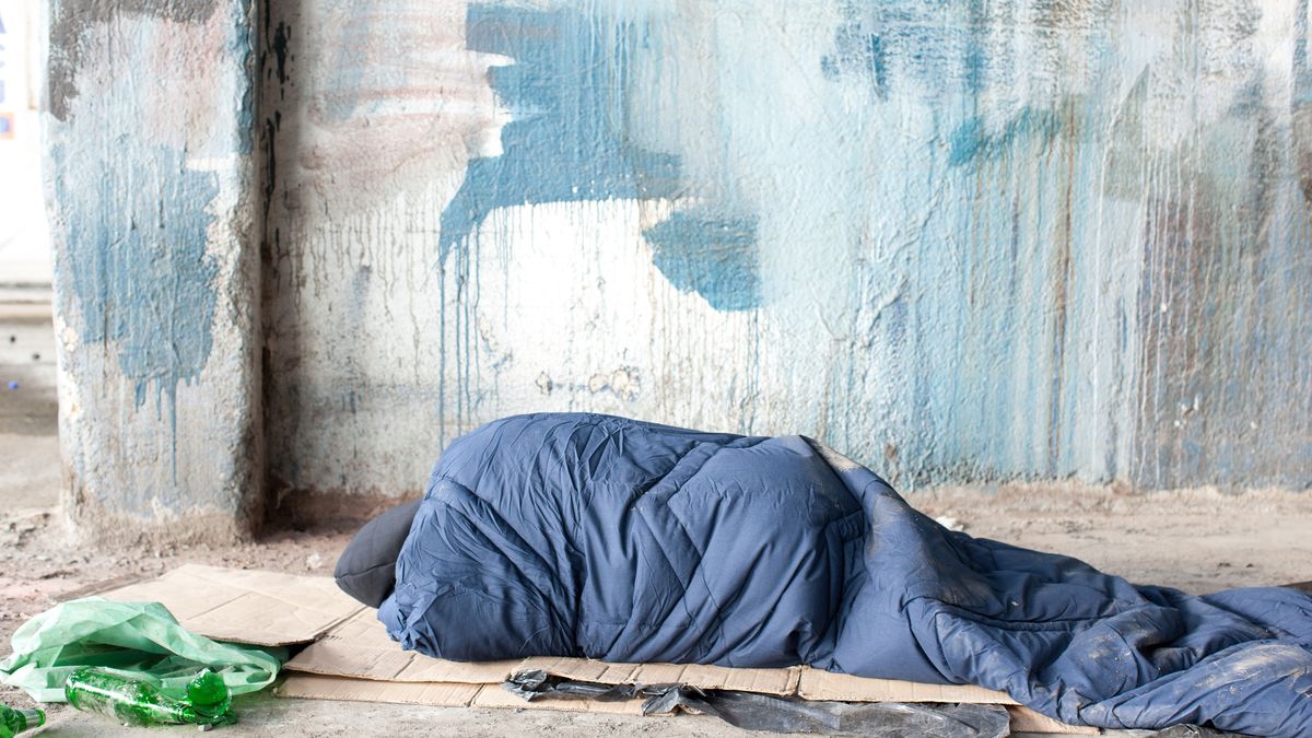 Mieszkańcy ul. Długiej w Gdańsku narzekają na bezdomnego