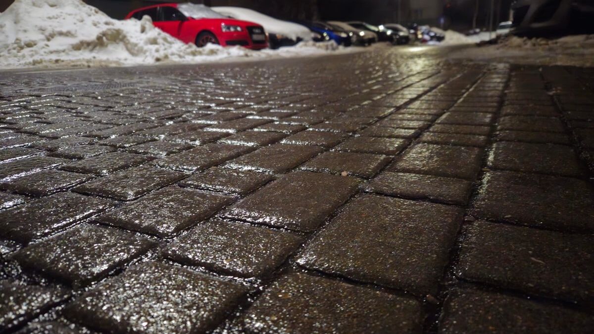 Czarny lód na osiedlowej ulicy