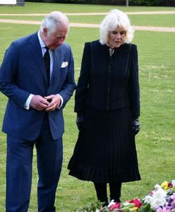 Książę Karol podziwiał kwiaty od żałobników. Jest ich naprawdę sporo