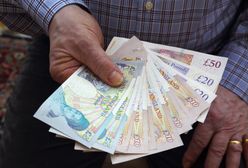 Koperty wypełnione gotówką trafiły do przypadkowych ludzi