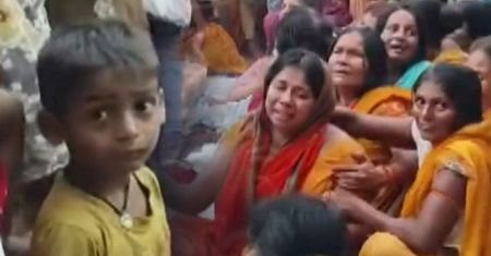 13 dzieci zginęło w tragedii na Gangesie w Indiach. Poruszające sceny