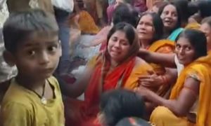13 dzieci zginęło w tragedii na Gangesie w Indiach. Poruszające sceny