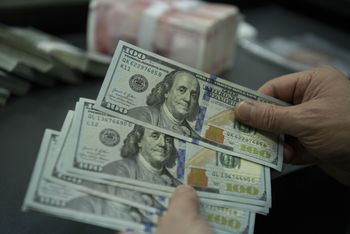 Kurs dolara rośnie. Złoty pod presją nowych odczytów