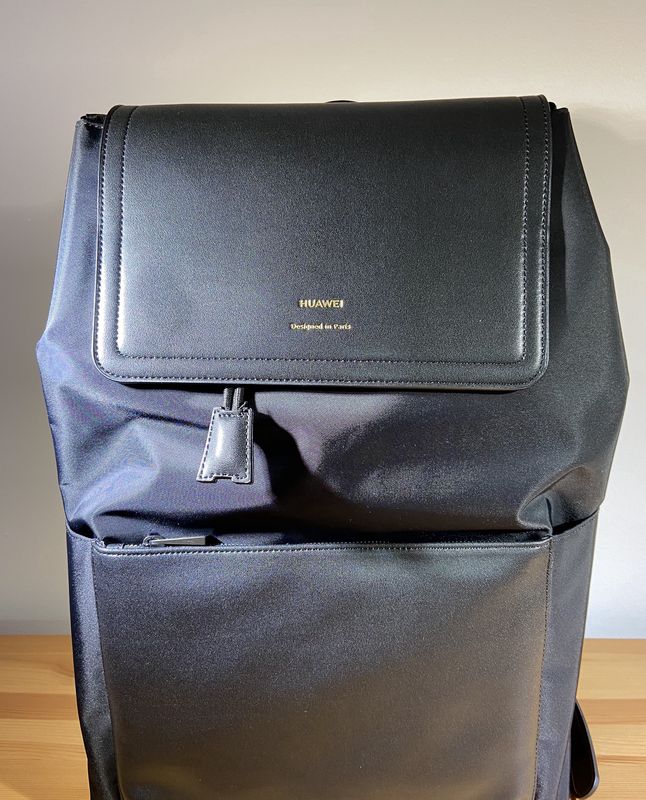 Transport laptopa ułatwi stylowy plecak z logiem producenta