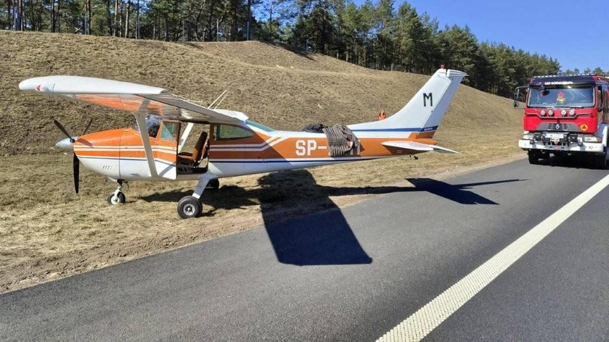 Awionetka lądowała na autostradzie.