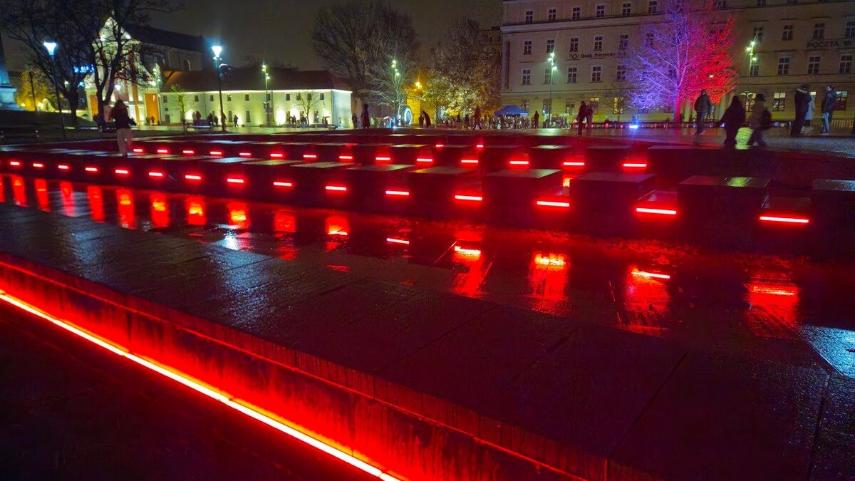 Czerwona iluminacja Placu Litewskiego