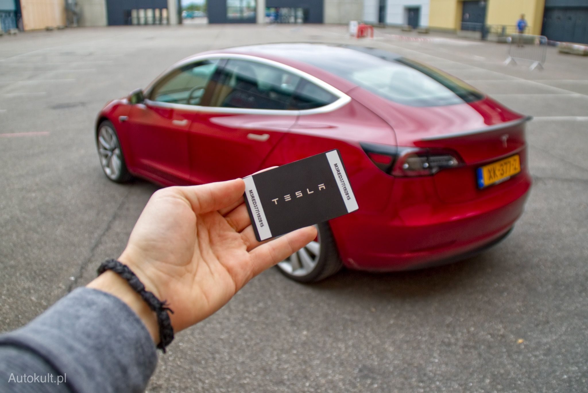 Tesla Model 3 nie ma kluczyka. Tutaj jest po prostu mała karta