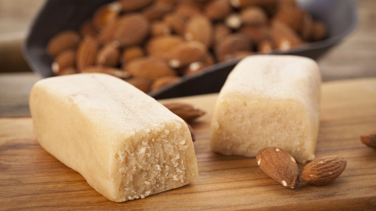 Marcepan to cukiernicza masa z mielonych migdałów i cukru pudru, która ma niezwykłe walory