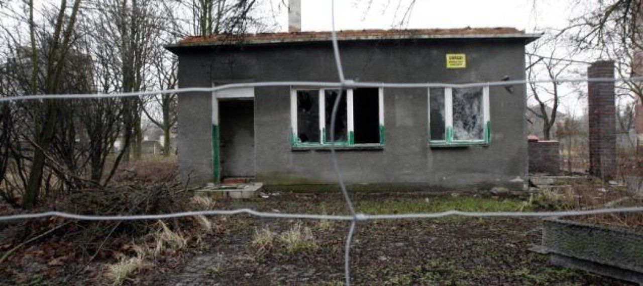 Dawne wejście na teren jednostki wojskowej