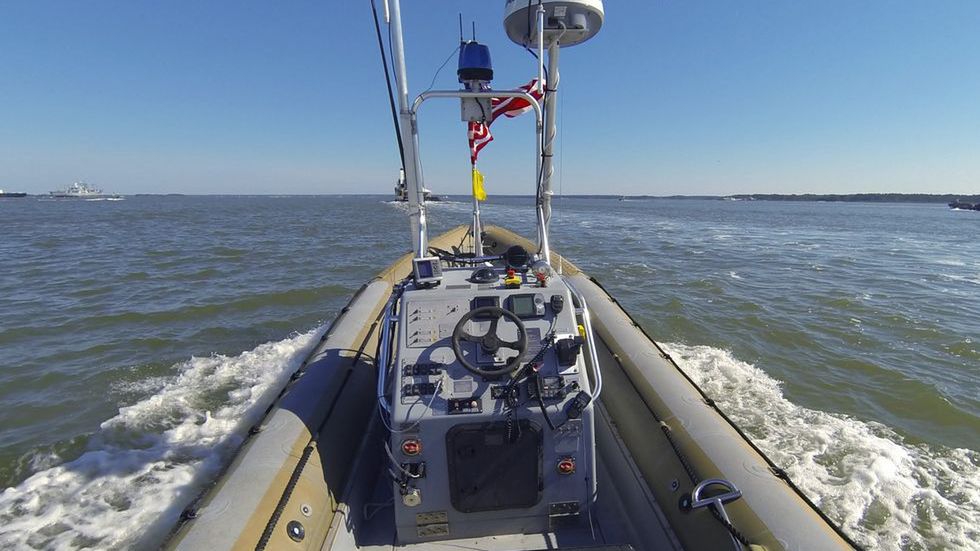 Rój bezzałogowych łodzi. Pływające drony bronią okrętów US Navy! 1