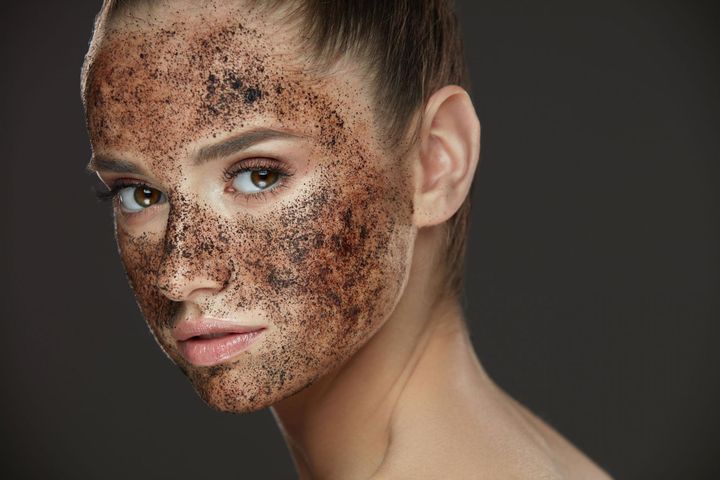 Peeling kawowy, choć posiada znakomite właściwości antycellulitowe, ma bardzo korzystny wpływ na skórę twarzy.
