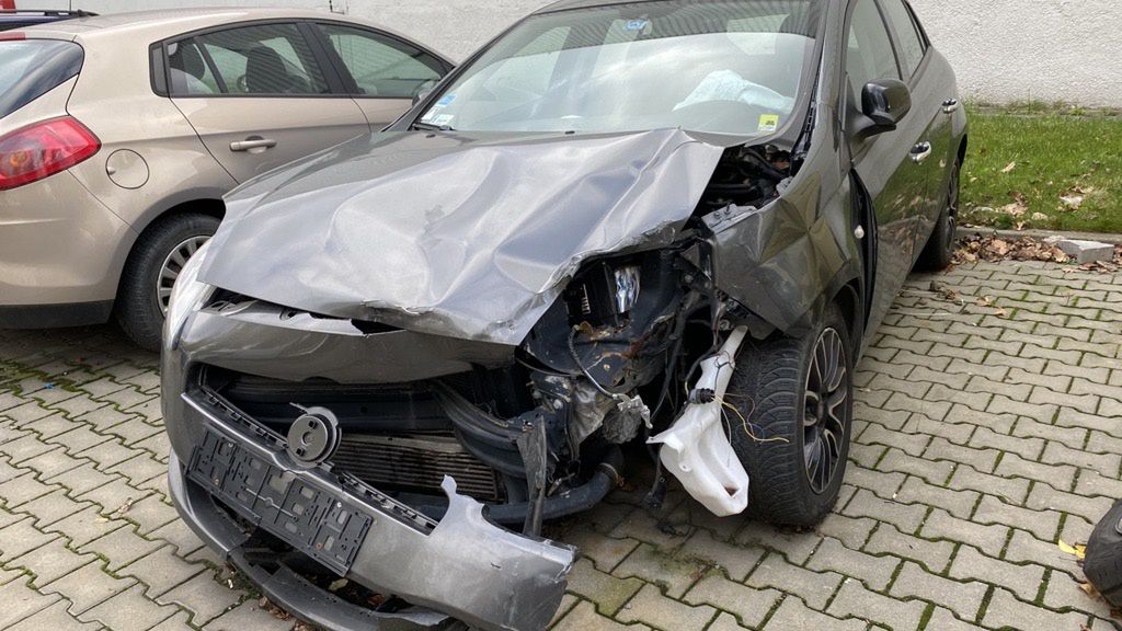 Powypadkowy wrak korzystniej jest sprzedać, ale jeśli to stare auto, można je zezłomować