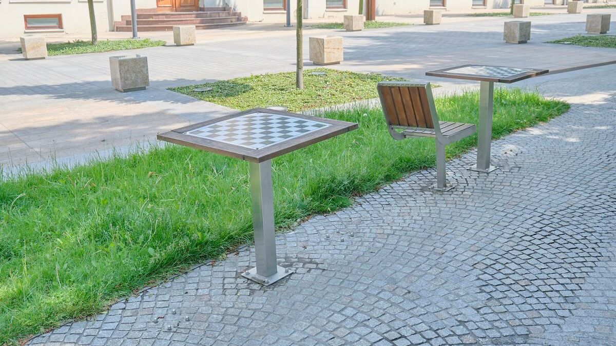 Zniszczone krzesła i stoliki do gry w szachy na placu Litewskim