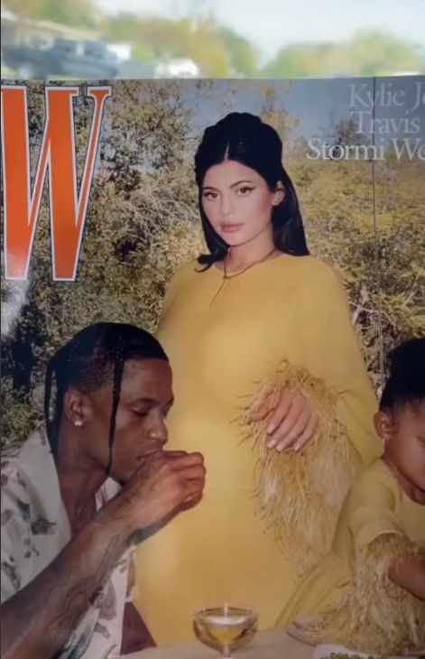 Okładka z Kylie Jenner, Travisem Scottem i Stormi