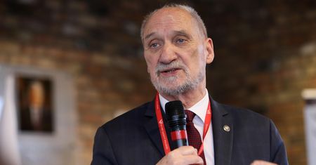 "Nie ma takiego raportu". Złapał Macierewicza na kłamstwie