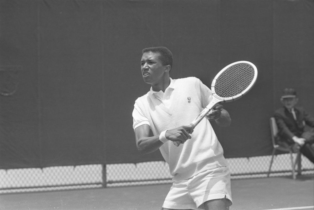 Arthur Ashe w 1966 r. fot. domena publiczna