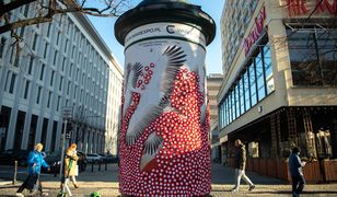 Udekorowani na Święto Niepodległości. Kokardy narodowe rozdają… słupy