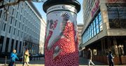 Udekorowani na Święto Niepodległości. Kokardy narodowe rozdają… słupy