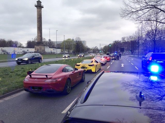 Sportowe samochody na ulicy w Hanowerze, nieoznakowane radiowozy niemieckiej policji