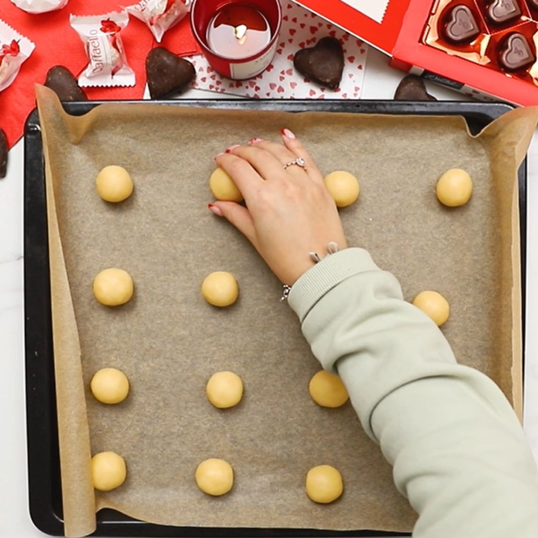 I arrange the ready-made balls in a baking dish.