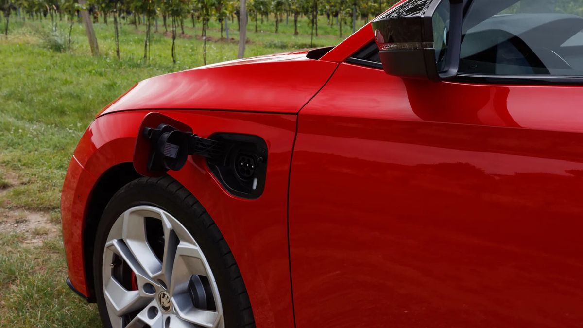 Hybrydy plug-in czy elektryki nie są już taką rzadkością. Z rozliczeniem jest jednak problem 