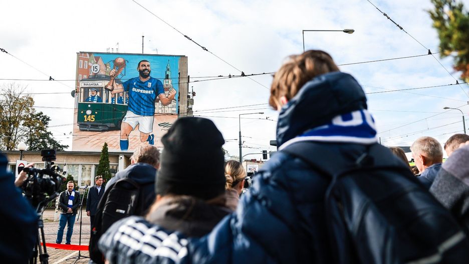 Odsłonięcie muralu na budynku MPK w Poznaniu z wizerunkiem Mikaela Ishaka, kapitana Lecha Poznań
