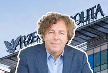 Grzegorz Hajdarowicz na tle logo „Rzeczpospolitej” (mat. pras.)