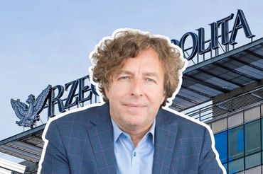 Grzegorz Hajdarowicz na tle logo „Rzeczpospolitej” (mat. pras.)