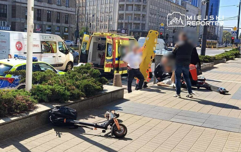 Warszawa: Czołowe zderzenie dwóch osób na elektrycznych hulajnogach na chodniku. Jedna osoba ranna