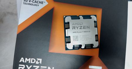 AMD Ryzen 7 7800X3D vs Intel Core i7-13700K. Który procesor lepszy za 2000 zł?
