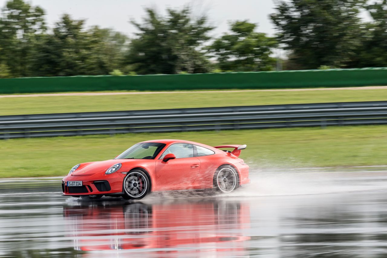 To niestety nie ja... nigdy nie udało mi się tak pięknie pojechać 911 GT3