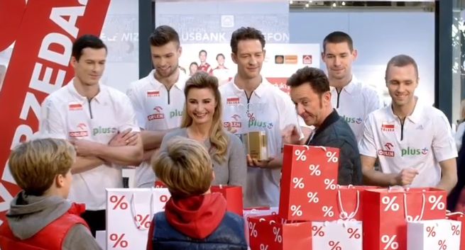 Joanna Brodzik i Paweł Wilczak z siatkarzami zasypani wyprzedażą w kampanii SmartDomu (wideo)