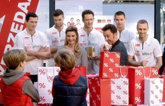 Joanna Brodzik i Paweł Wilczak z siatkarzami zasypani wyprzedażą w kampanii SmartDomu (wideo)