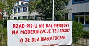 Radny PiS oburzony banerami na szkołach. Białystok nie chce się ich pozbywać