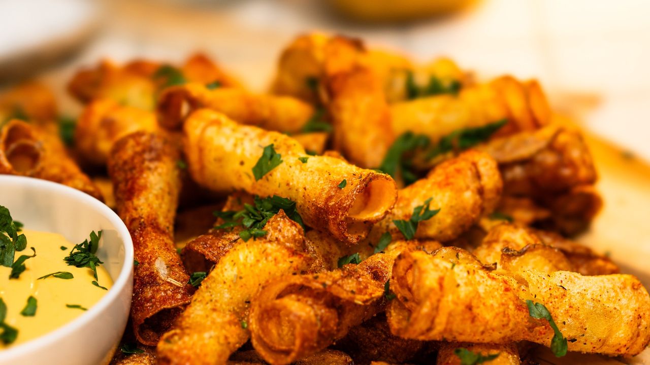 Homemade crispy potato chips: A crowd-pleaser for any gathering