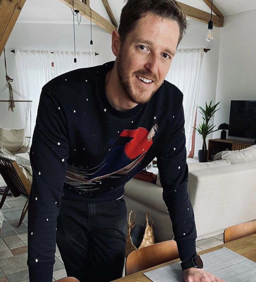 Damian Michałowski w jadalni swojego domu