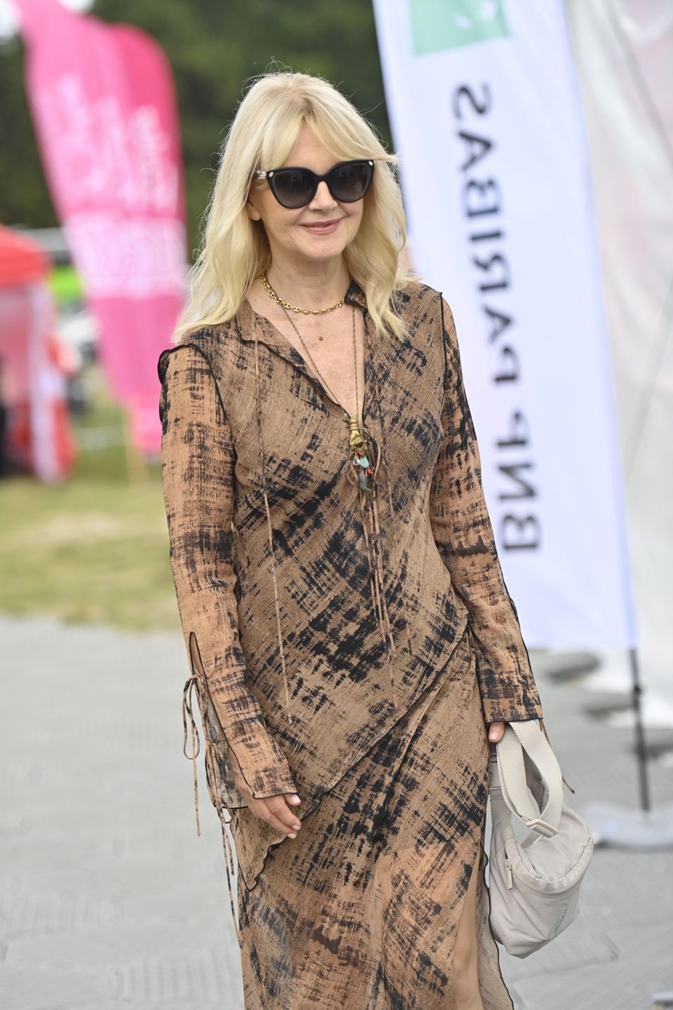 Grażyna Torbicka w komplecie w stylu retro 
