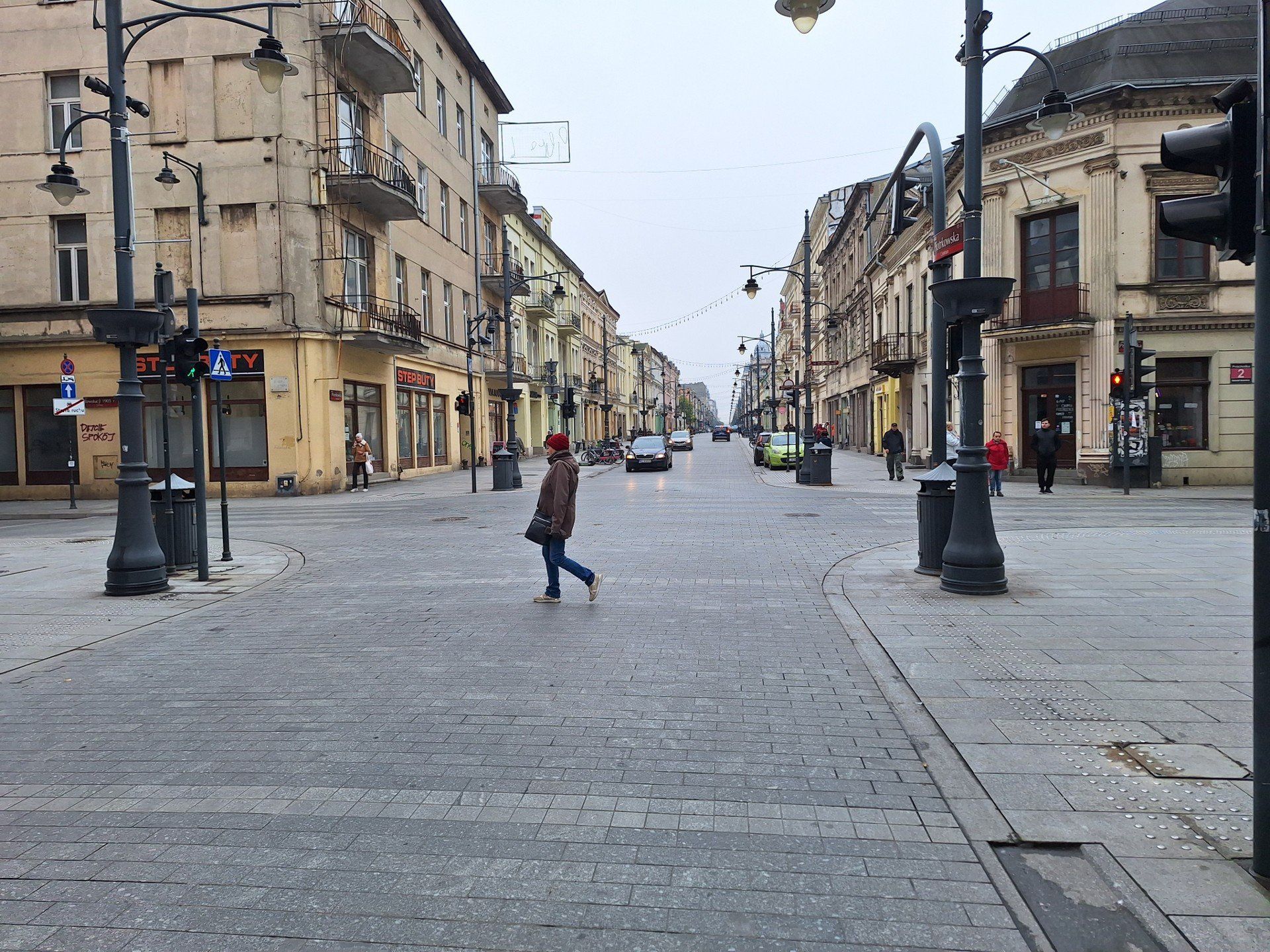Rozpoczął się montaż słupków na Piotrkowskiej