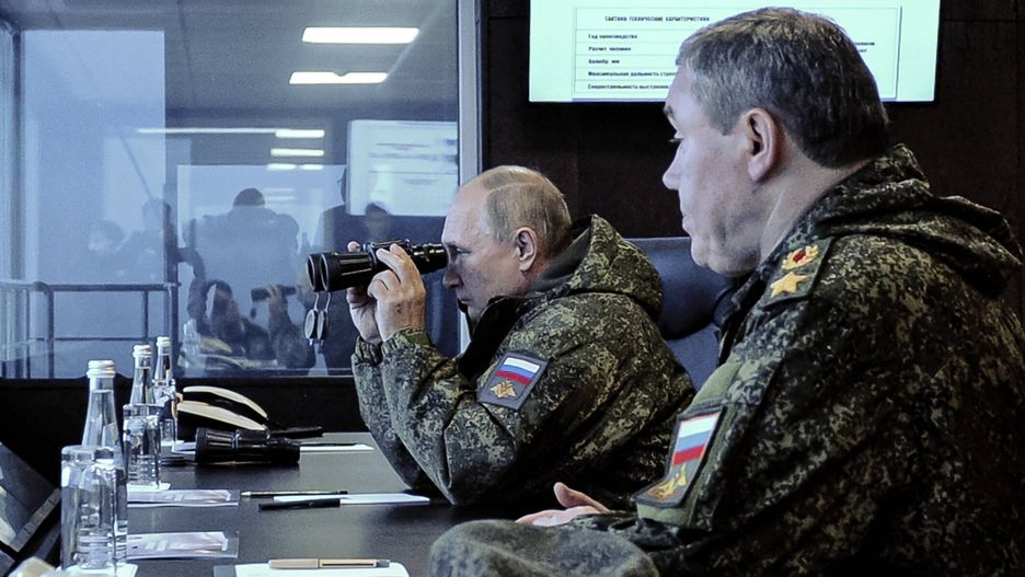 The Vostok 2022 strategic command and staff exercise
epa10163436 Russian President Vladimir Putin (L) and Chief of the Russian General Staff Valery Gerasimov (R) observe the Vostok 2022 strategic command post exercises, which involve the Eastern Military District troops, at the Sergeevsky training ground, in Primorsky krai region, Russia, 06 September 2022. Over 50,000 people, more than 5,000 military vehicles, including 140 aircraft, 60 vessels are involved in the drills.  EPA/MIKHAEL KLIMENTYEV/SPUTNIK/KREMLIN / POOL MANDATORY CREDIT 
Dostawca: PAP/EPA.
MIKHAEL KLIMENTYEV/SPUTNIK/KREMLIN / POOL