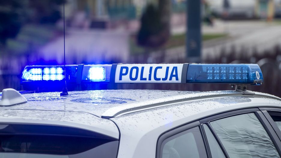 Radiowóz policyjny z włączoną sygnalizacja świetlną