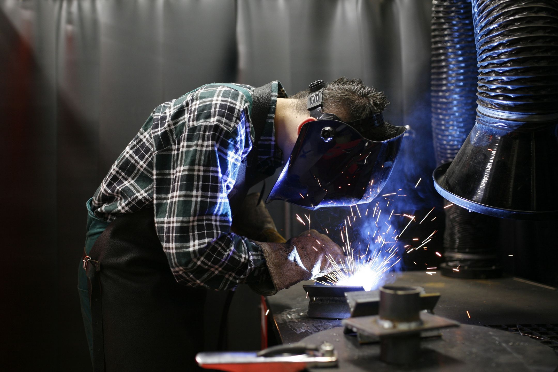 praca, spawanie, warsztat, nauka, zawód, bhp, technologia, iskra, ludzie