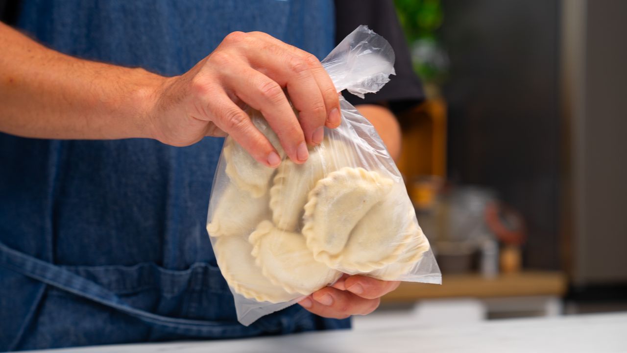 Ten trik na mrożenie pierogów nigdy nie zawodzi. Po ugotowaniu smakują jak świeżo lepione