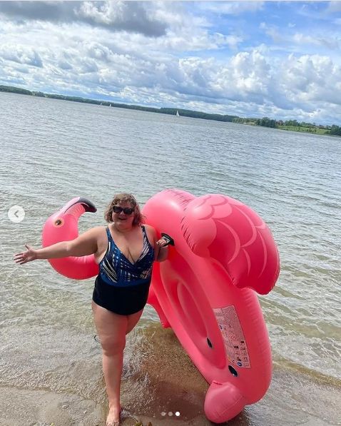 Dominika Gwit wypoczywa na Mazurach w towarzystwie dmuchanego flaminga