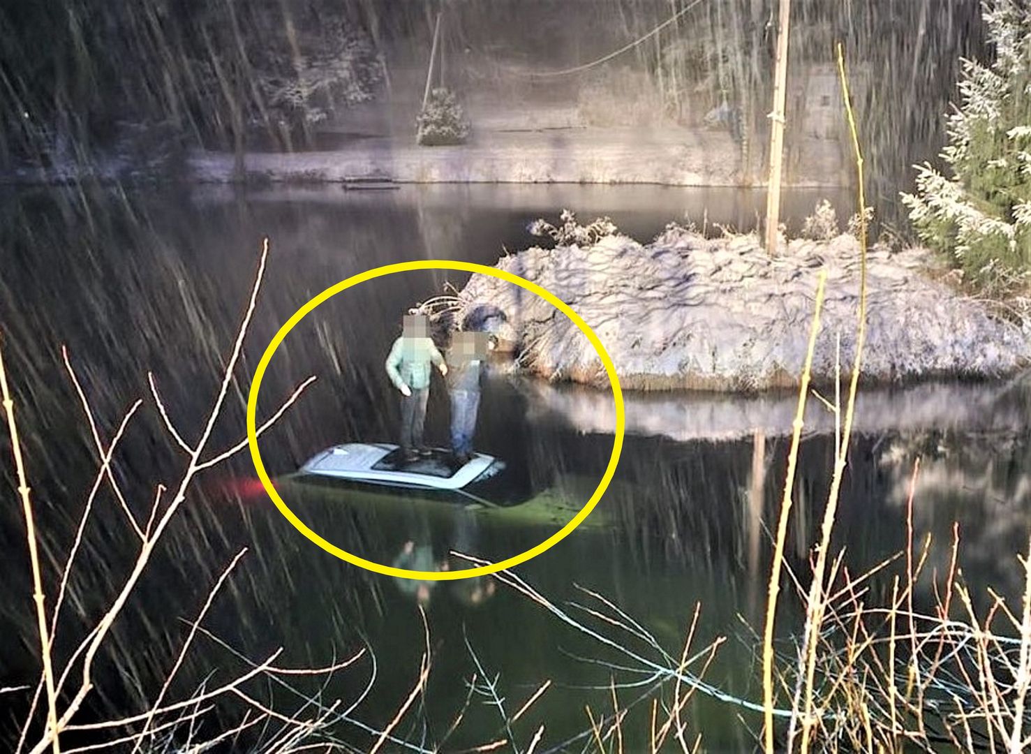 Wylądowali w stawie swoim bmw. Kierowca i pasażer czekali na dachu