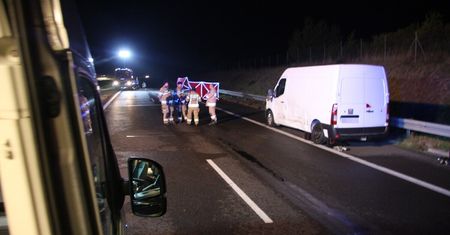 Ojciec i syn zginęli podczas zmiany koła w aucie na S12/S17. Potrąciła ich ciężarówka, kierowca trafił do aresztu [ZDJĘCIA]