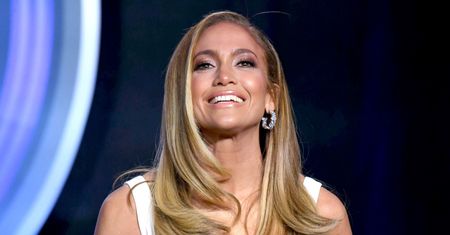 Nowa fryzura Jennifer Lopez. Postawiła na ostre cięcie