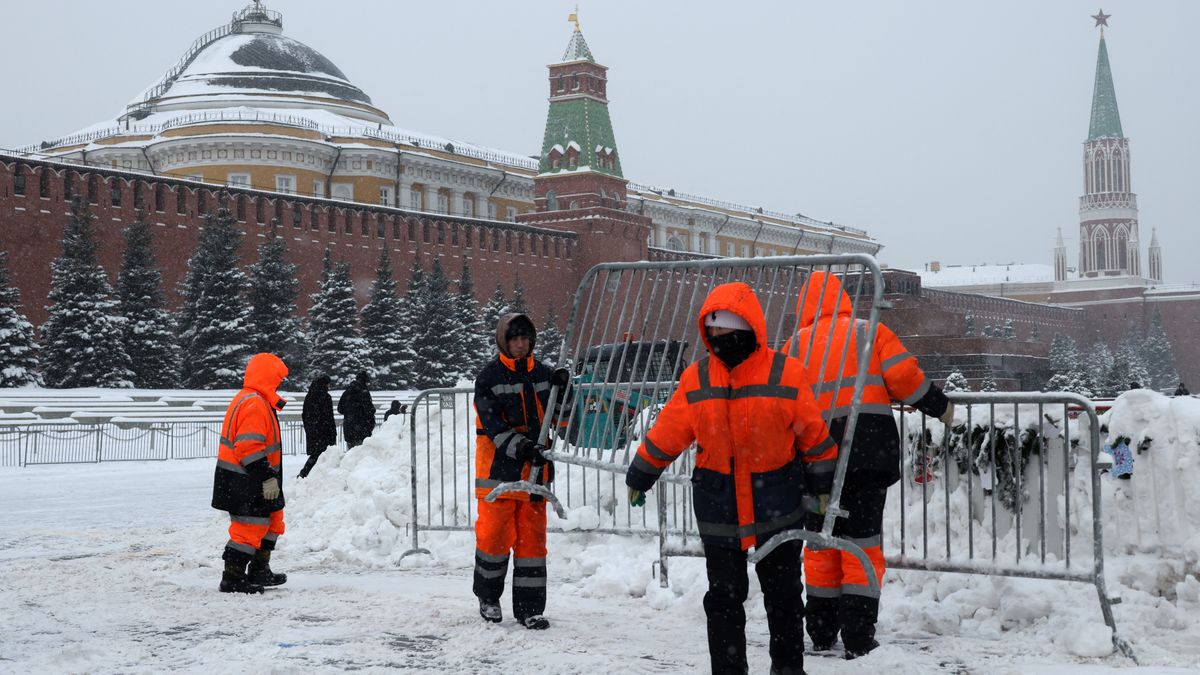 MOSCOW, RUSSIA - JANUARY 14: Municipal workers carry a metal picket fence against the backdrop of the Kremlin during snow removal, on January 14, 2025, in Moscow, Russia. (Photo by Contributor/Getty Images)