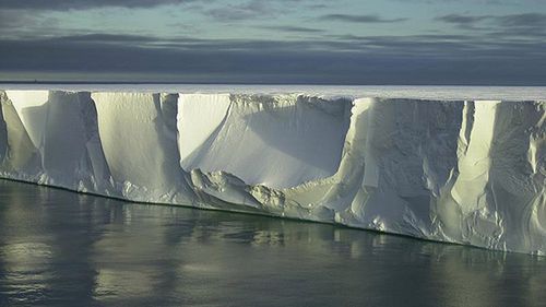 Desperat zanurkuje pod lodami Antarktydy 1