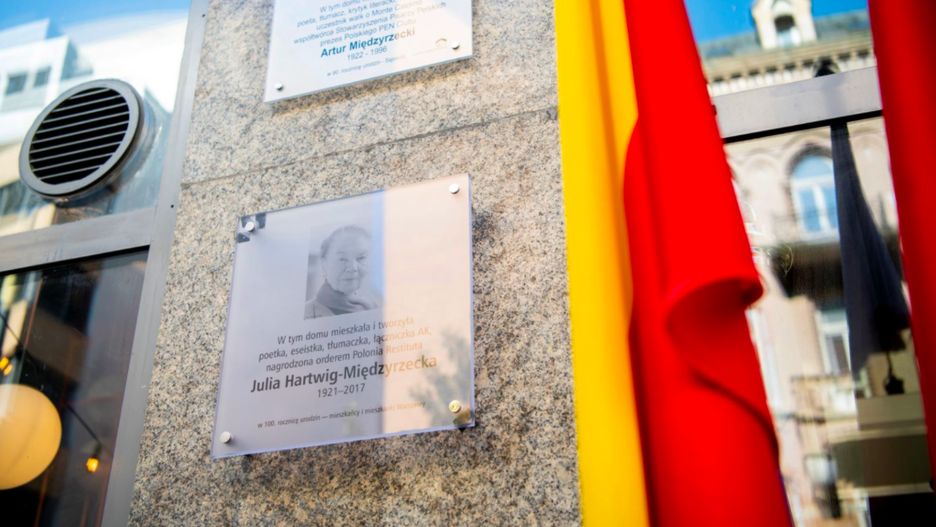 Warszawa. Tu mieszkali wyjątkowi warszawiacy. Teraz już oboje, mąż i żona, zostali uhonorowani takimi tablicami (UM st Warszawa)